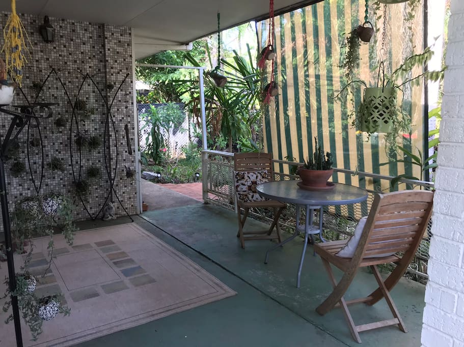 Front porch, great for a morning coffee and brekky
