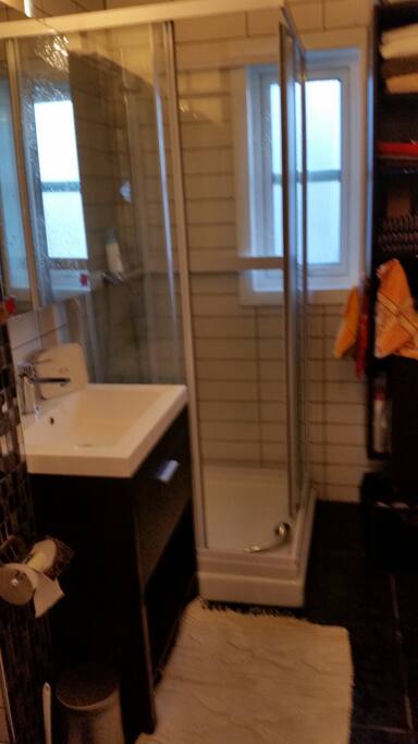 Bad 5m2 med dusj, toalett og vaskemaskin