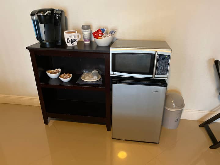 Spacious Studio With King Bed And Private Entrance - Pembroke Pines, FL