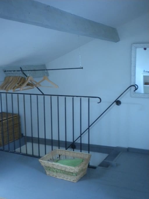 Le même escalier vu de la chambre.