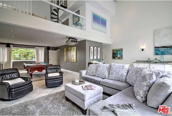 SECLUDED LUXURY COMPOUND CONVENIENTLY LOCATED gallery image 5