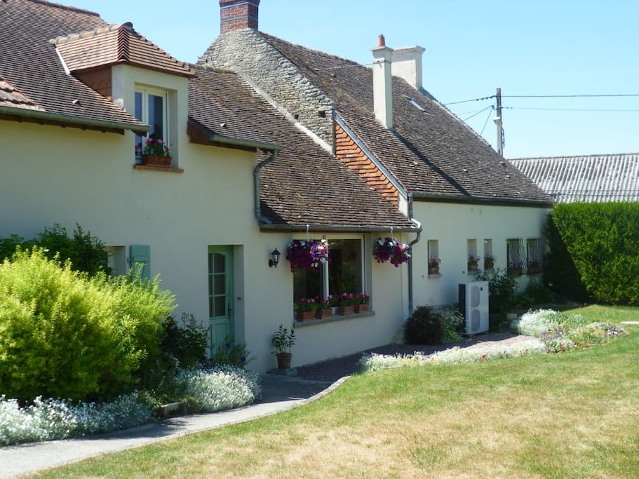 Derrière la maison - grand terrain pour se détendre et s'amuser
