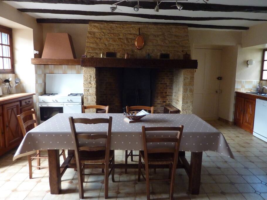 Cuisine et sa cheminée traditionnelle (non fonctionnelle)