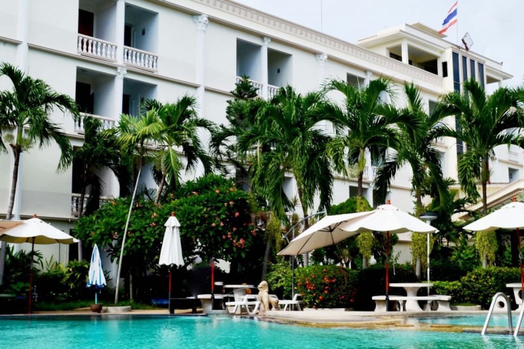 Pool/Exterior