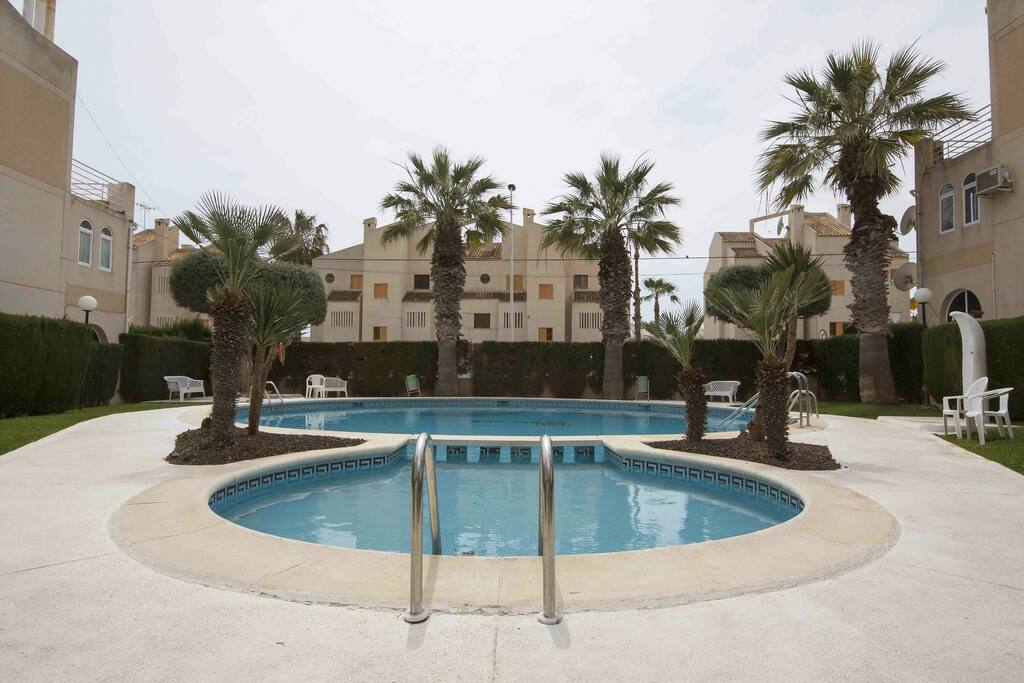 hermosas piscinas para grandes y chicos, con un muy agradable jardin