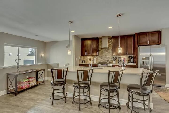 Spacious Townhouse with Rooftop Deck! gallery image 5