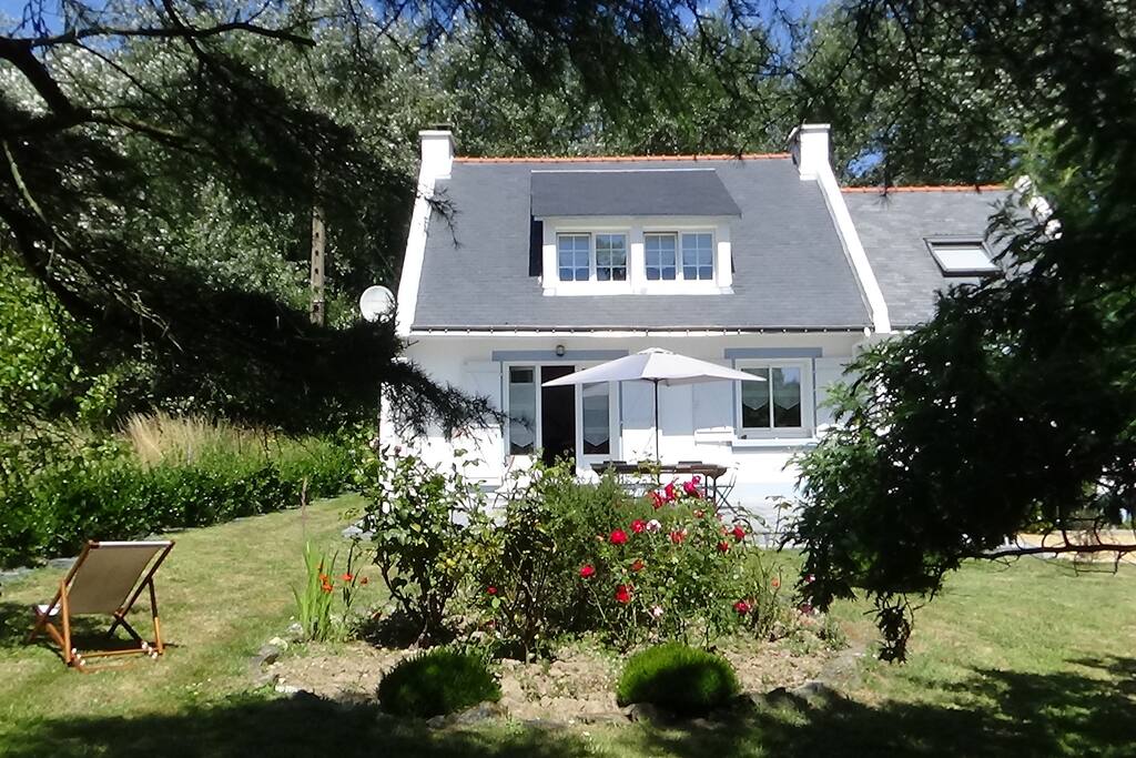 Il y a de l'espace autour de la maison