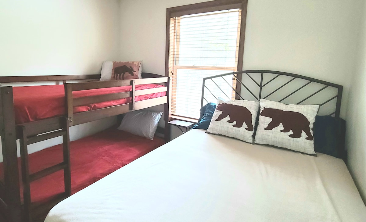 מיטת הקומתיים הזו נמוכה יותר לקומה, ממש נחמדה לקטנים, אבל עדיין בגודל המתאים לכל אחד לישון בה!