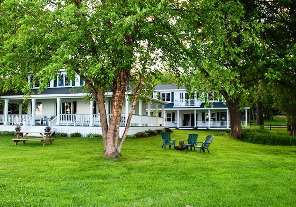 Lots of great space for family yard games - fire pit - Frisbee golf and corn hole available for your enjoyment!!