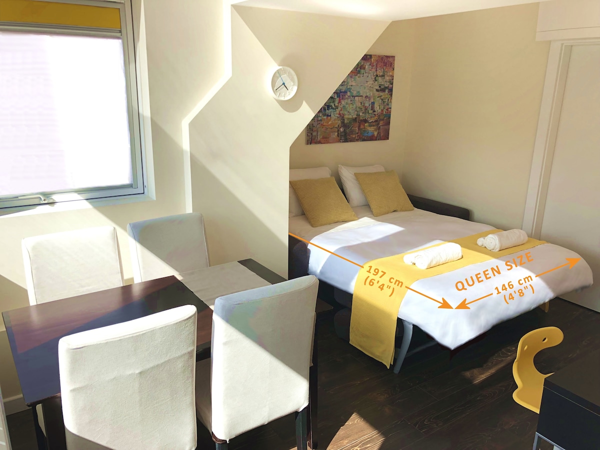 ห้องนอน 2 โซฟาเบดขนาดควีนไซส์ - 197 ซม. x 146 ซม ./ 6 ฟุต 4 นิ้ว x 4 ฟุต 8 นิ้ว (ชั้น 1)