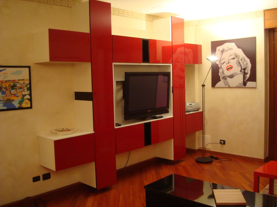 parete attrezzata e tv