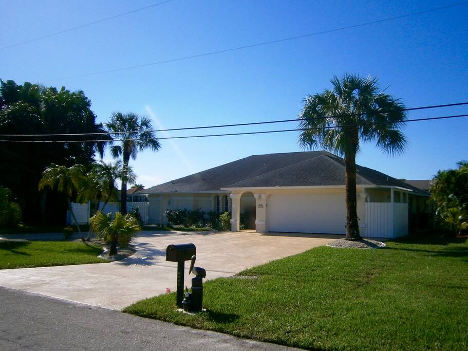 1404 SW 48th Ter: Exterior Front from Street // Frontansicht
