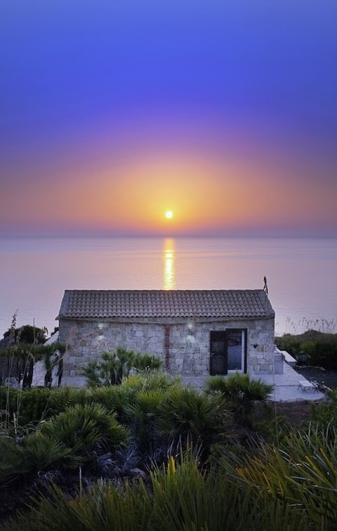 Chalet TANGO Lovely sea front retreat, wifi