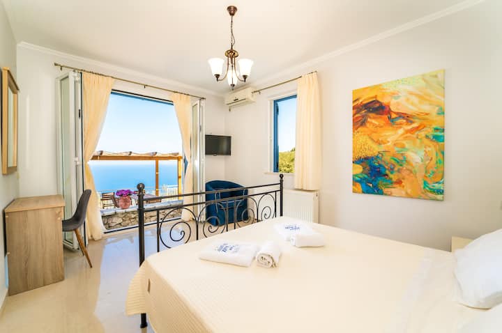 Двойна спалня на приземния етаж с директен достъп до басейна.