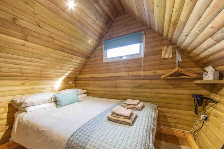 Dormitorio con ganchos, espacio debajo de la cama y secador de pelo y calefacción 