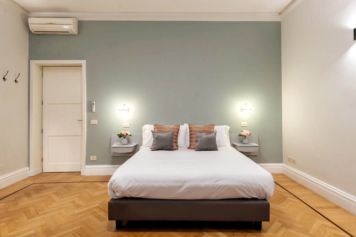 De eerste kamer, de grotere, die geschikt is voor maximaal vier personen.