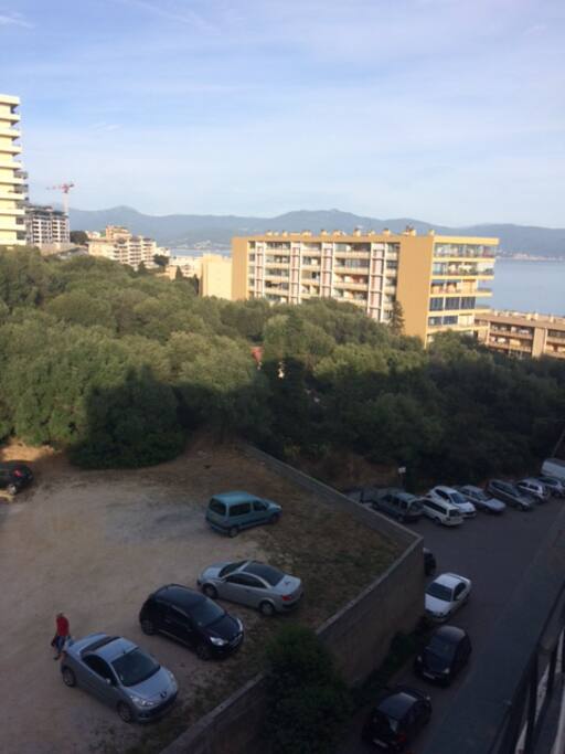 Vue du parking au pied de l immeuble