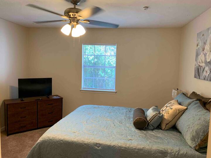 卧室# 1-标准双人舒适。32寸智能电视。