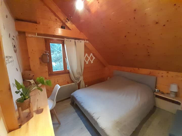 带书桌的第二间双人卧室。