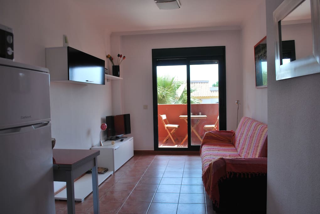 Salón con sofá cama. Salida a la terraza. Dining room with sofabed. Exit to the terrace.