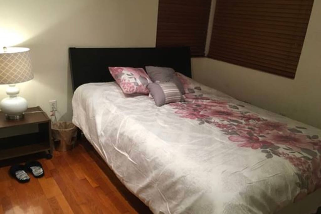 Queen bed.