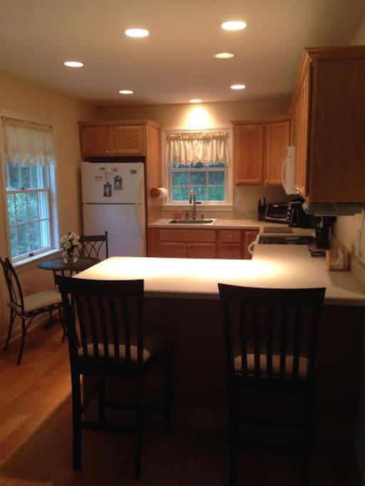 Kitchen w/breakfast bar/work area