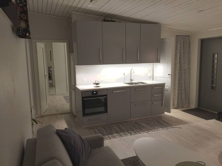 Kök, kapprum, ingång till sovrum.