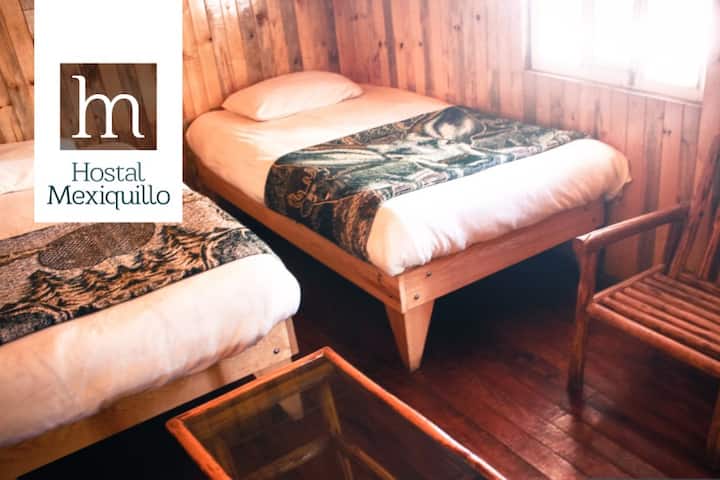 HABITACIÓN JUNIOR TIPO CABAÑA
Contempla la belleza natural de la Sierra de Durango desde éstas cálidas y confortables habitaciones rústicas de madera tipo cabaña. 
Cada habitación Junior cuenta con 2 camas individuales, toallas y amenidades.
