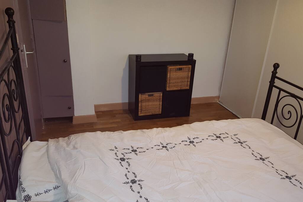 Chambre avec lit 2 places es et grand dressing