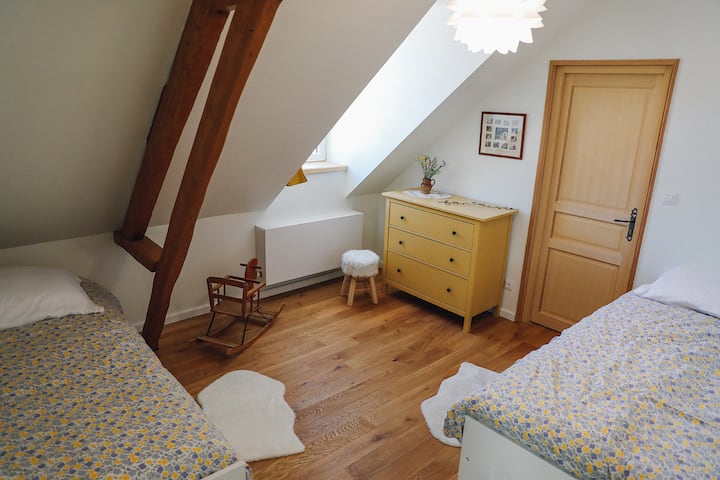 kitufe cha dhahabu cha chumba kilicho na vitanda 2 vya mtu mmoja (inawezekana kupitisha kitanda 1 cha mtu mmoja katika kitanda cha watu wawili kwa watu 2, kilichowekewa  watoto)