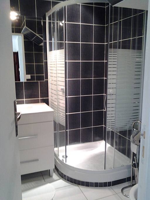 Salle de bain entièrement refaite.