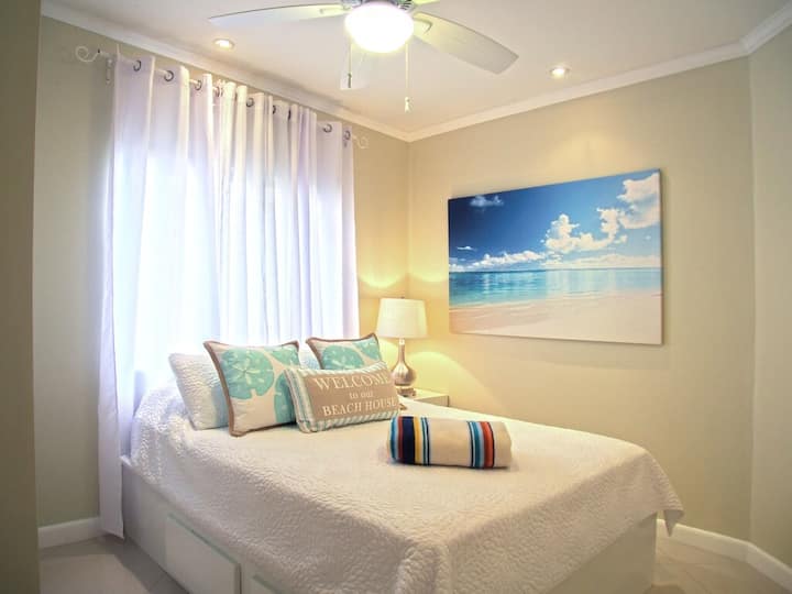 Cama king. Espacio en el armario.  Rábanas y toallas incluidas