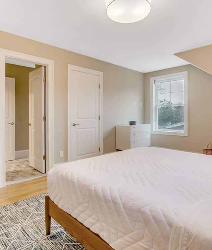 标准双人床卧室