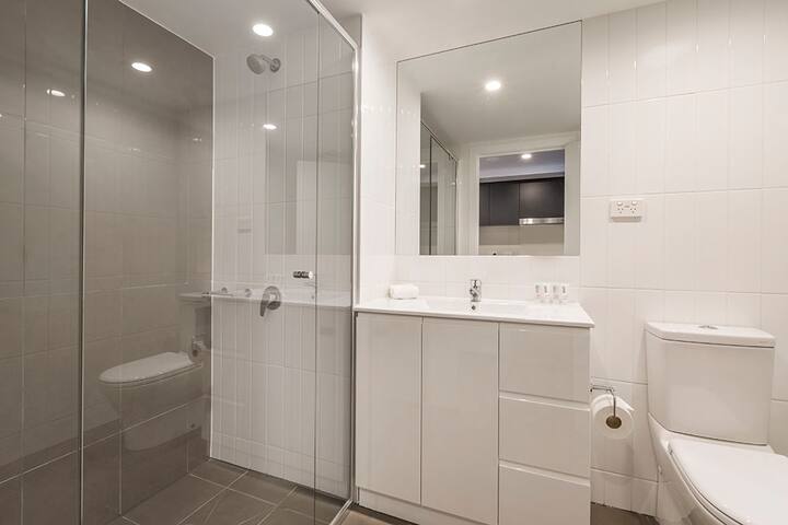 Stunning Executive Two Bedroom Apartment gallery image 5