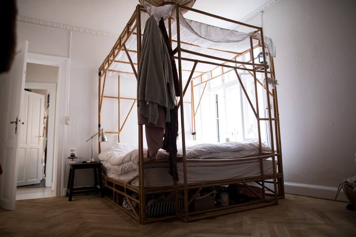 主卧。这张加大双人竹梦幻床宽敞，非常适合睡觉。