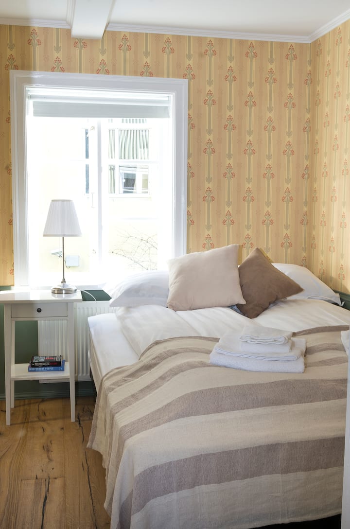 Perfect location! 3 bdr apartment.