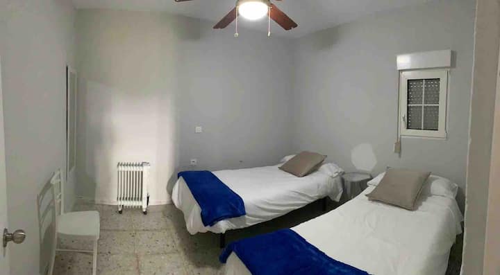 Chumba cha kulala na vitanda viwili vya mtu mmoja.