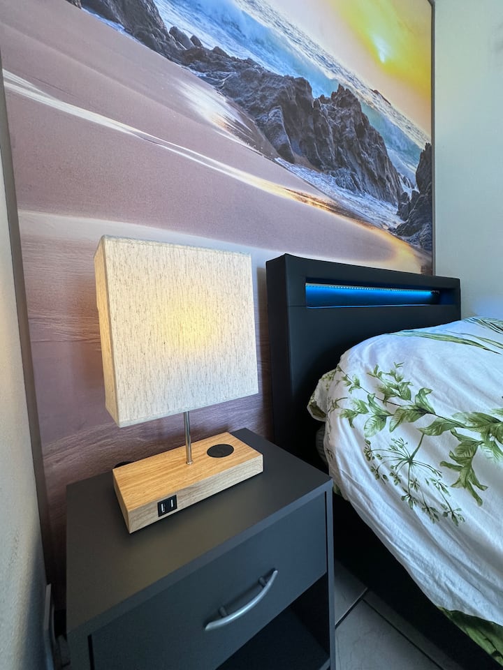 โคมไฟพร้อมพอร์ตยูเอสบีและที่ชาร์จไร้สาย 