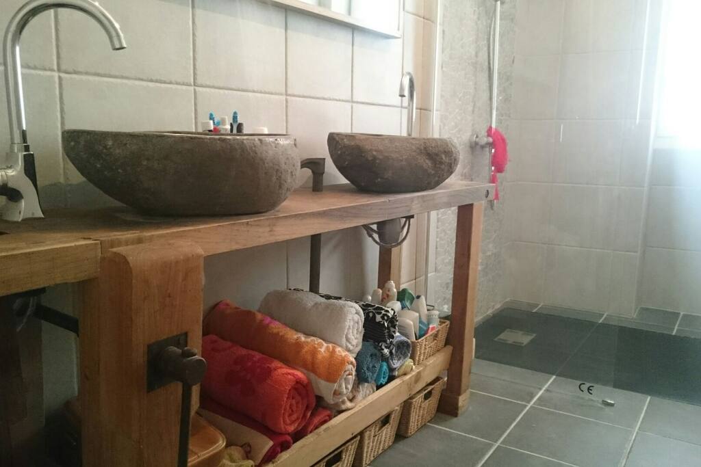 Salle de bain avec douche italienne xxl. Vous trouverez le linge et produits de base dès votre arrivée.