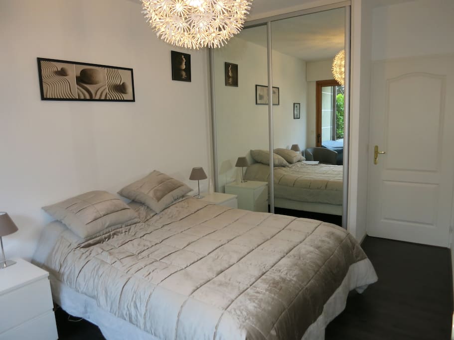 chambre avec accès direct à la terrasse.