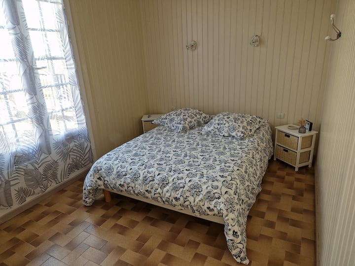 Spálňa je na 2. poschodí s výhľadom na terasu s výhľadom na kanál a more. 