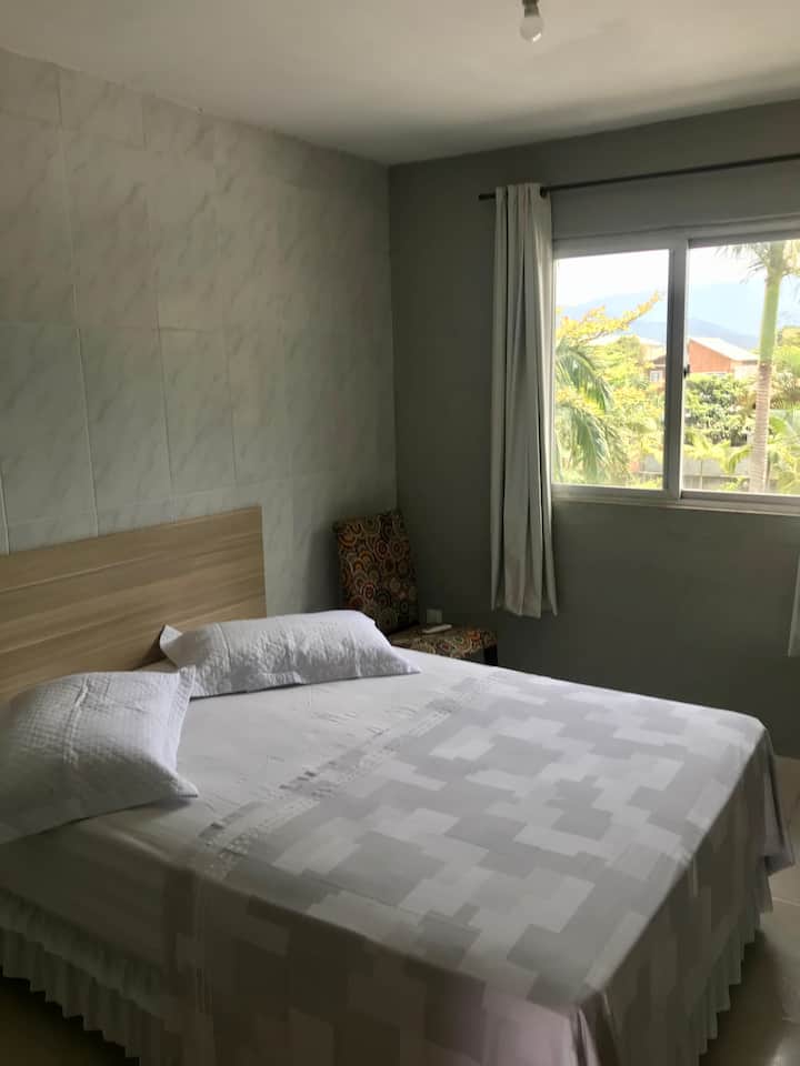 在沙发旁边的卧室里，有一张双人床。 空调房。 