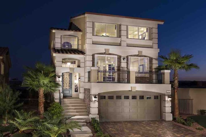 #01A Tri-Level 6BR Modern House