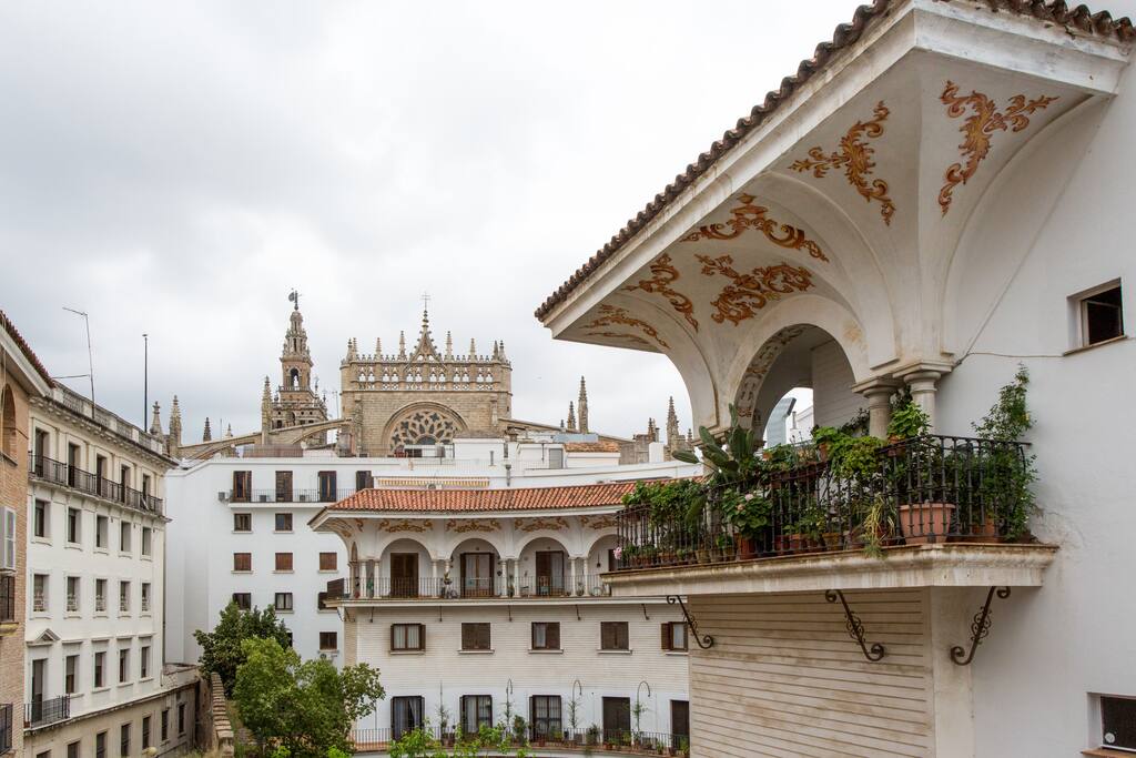 Vistas desde el Salón de la plaza del Cabildo y de la Catedral