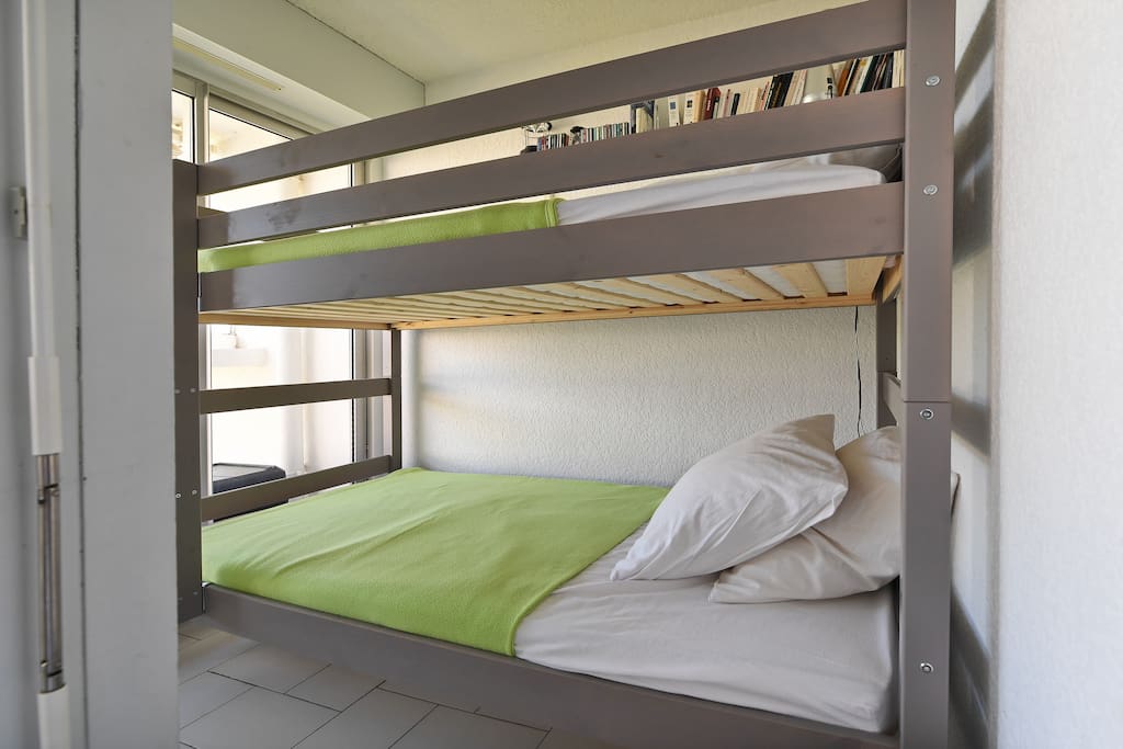 lits superposés 90 cm neufs dans la cabine donnant sur la mer