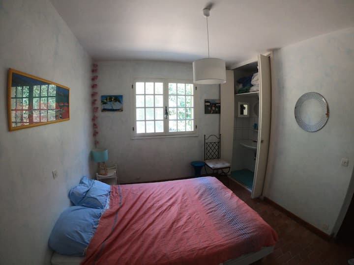 3号卧室配有双人床、更衣室和独立水槽

3号卧室配有一张双人床、更衣室和卫生间水槽