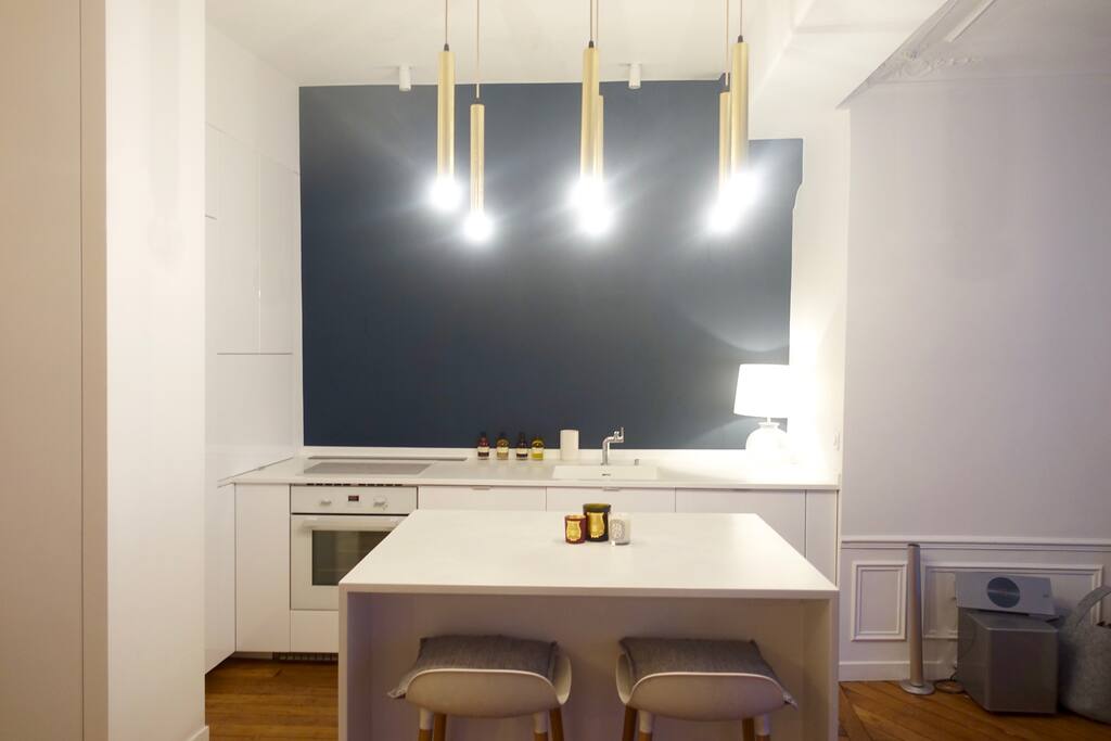 Une cuisine ultra moderne et très lumineuse qui se fond dans le salon.
