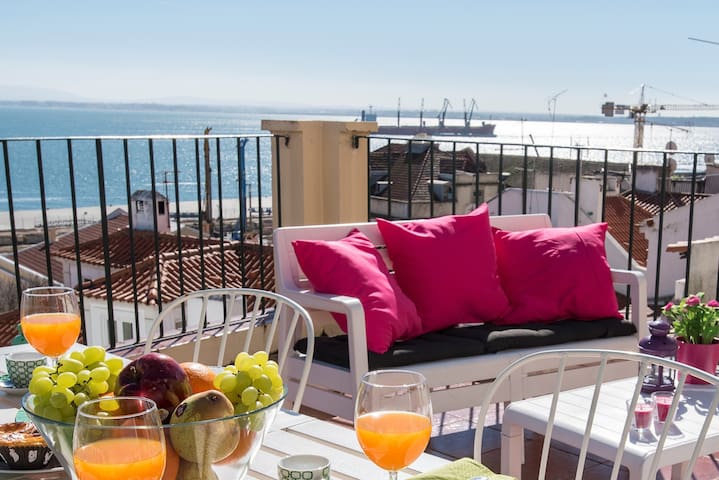 RM7- fantastic terrace and river view! FAST WIFI