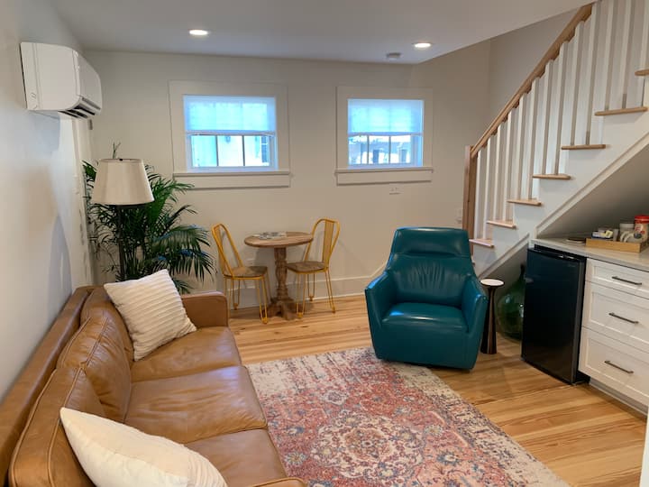 Private Suite Off Magazine With Separate Entrance - New Orleans, LA
