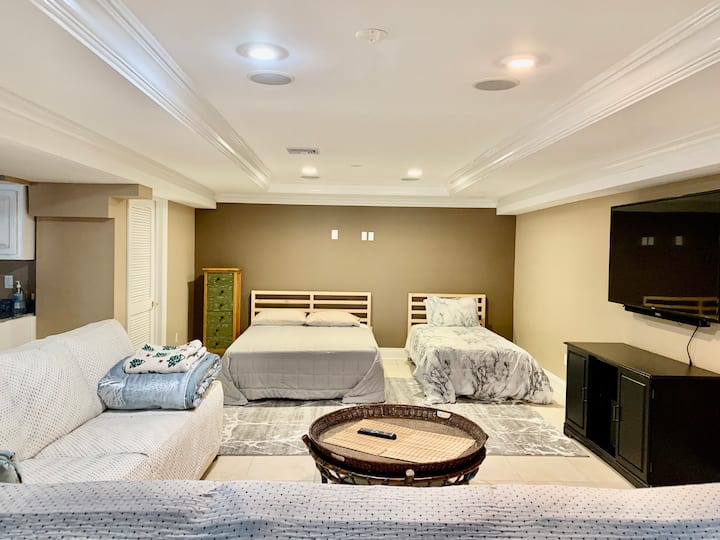 Това е спално помещение, което е на нивото на земята. Не е истинска спалня с врата